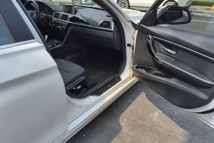 BMW 3 Series 2017 car image #25