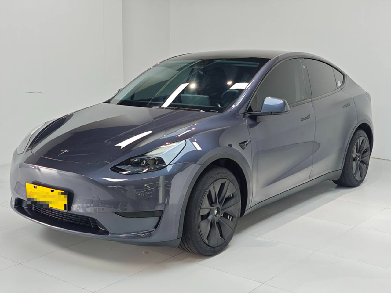 Tesla Model Y 2022 car image #2