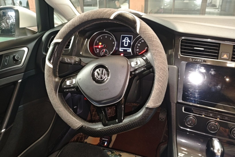 Volkswagen Golf 2020 car image #11