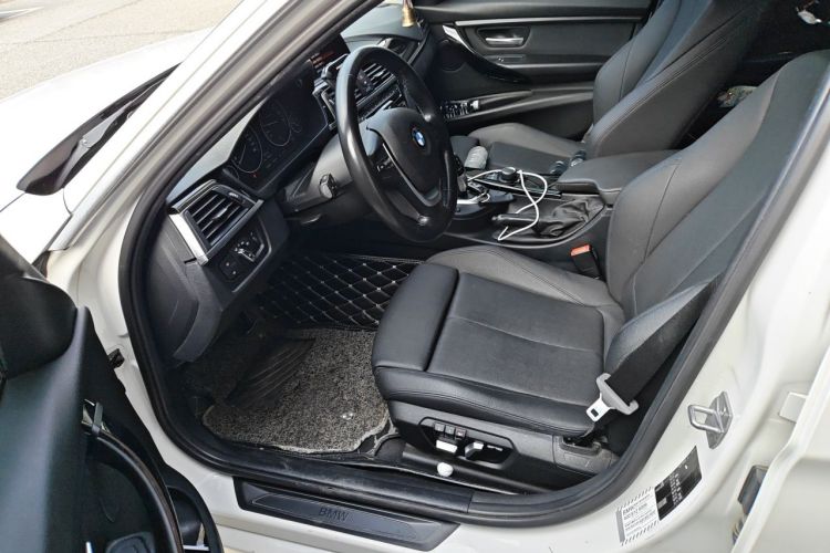 BMW 3 Series 2018 car image #19