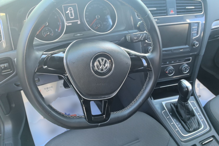 Volkswagen Golf 2017 car image #29
