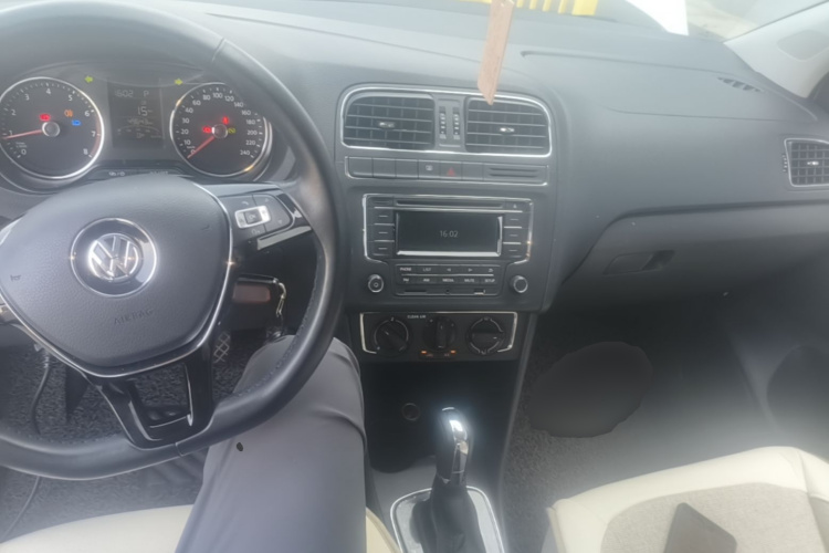 Volkswagen Polo 2016 car image #10