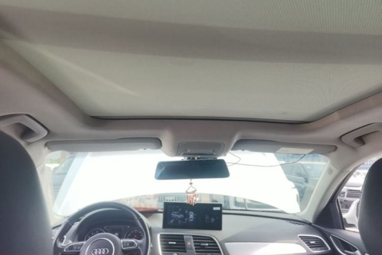 Audi Q3 2017 car image #18