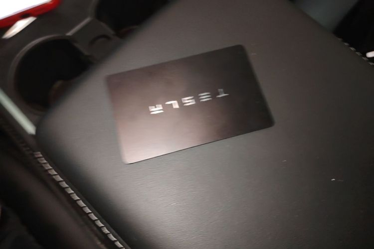 Tesla Model Y 2023 car image #9