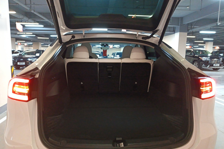 Tesla Model Y 2023 car image #19