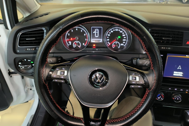 Volkswagen Golf 2020 car image #11