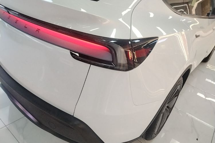 Tesla Model Y 2025 #8 Tesla Model Y 2025 car image #8
