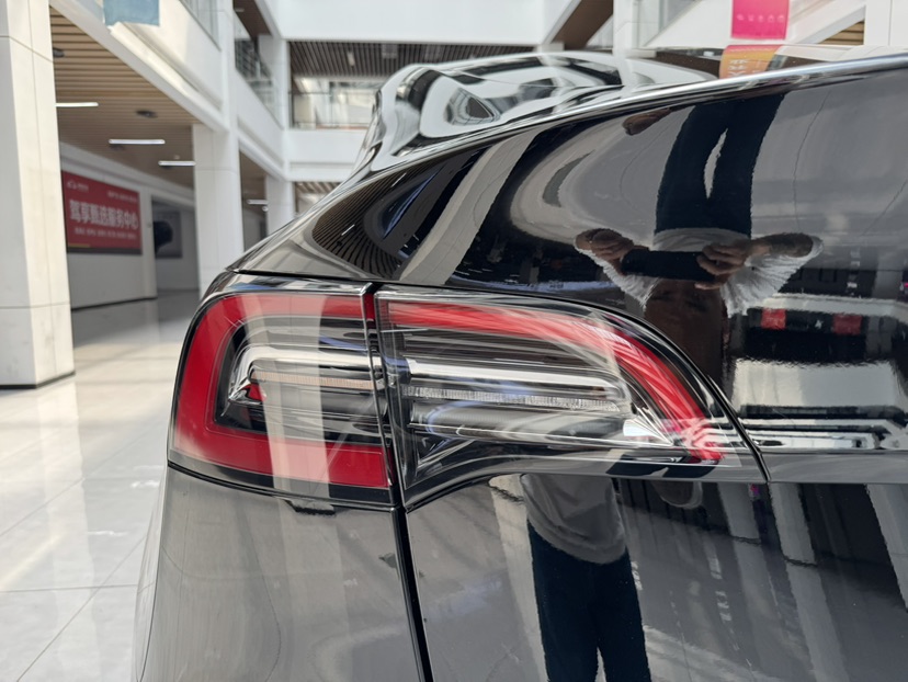 Tesla Model Y 2023 car image #17