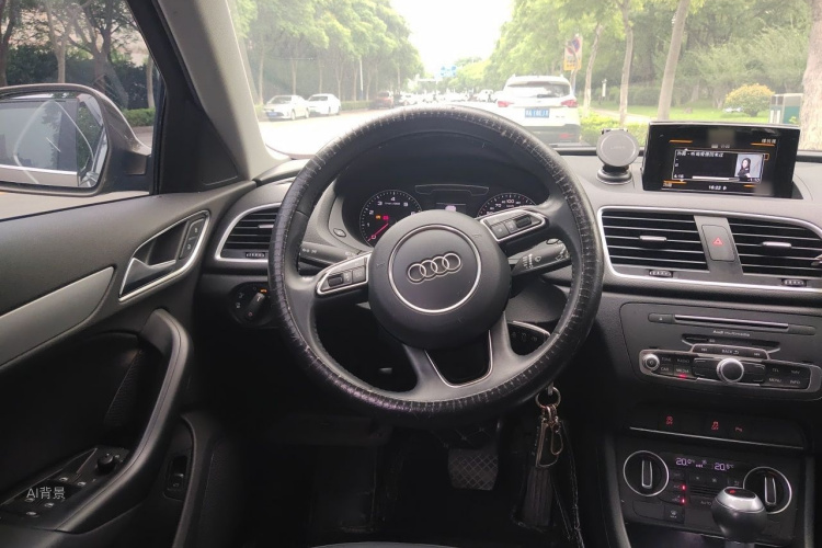 Audi Q3 2019 car image #12
