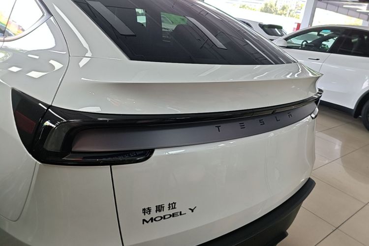 Tesla Model Y 2026 #6 Tesla Model Y 2026 car image #6