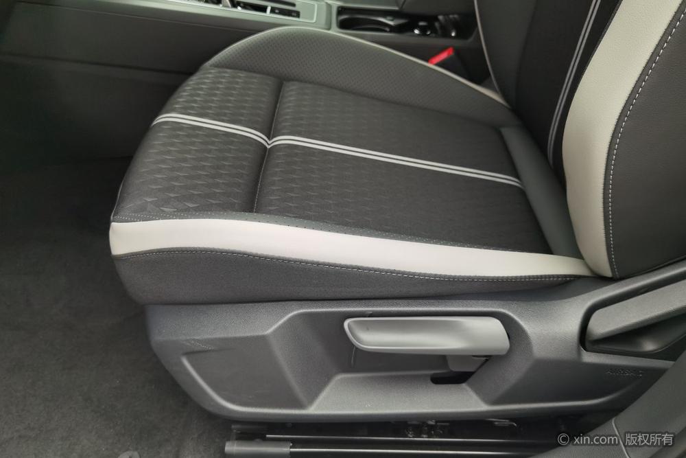 Volkswagen Golf 2026 صورة سيارة #18