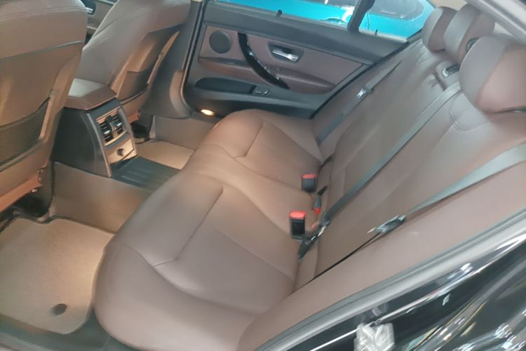 BMW 3 Series 2018 car image #17