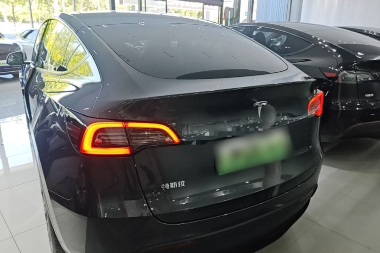 Tesla Model Y 2025 #4 Tesla Model Y 2025 immagine di auto #4