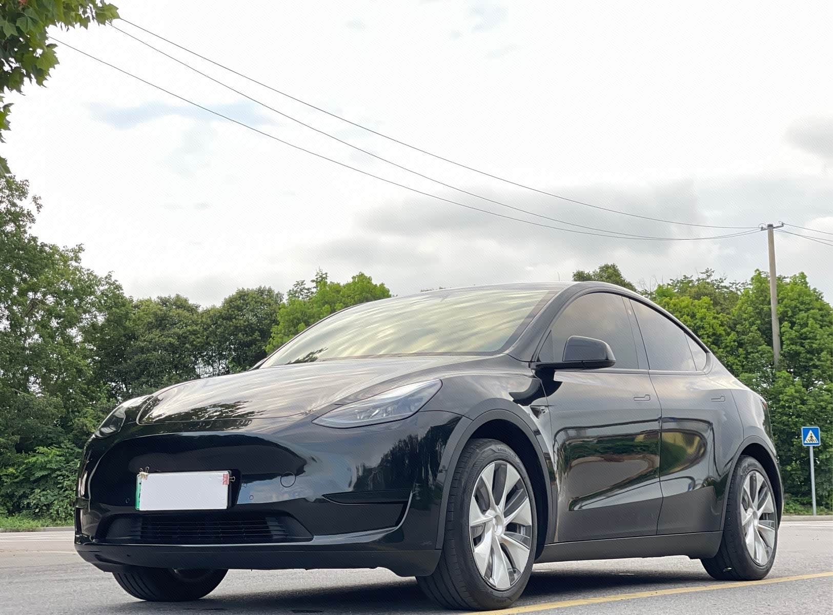 Tesla Model Y 2023 car image 