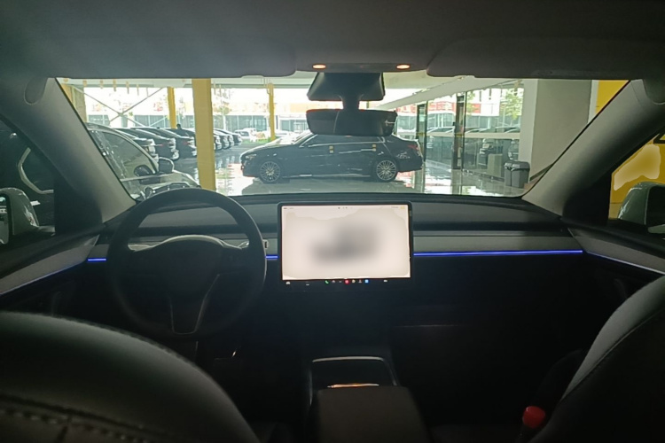 Tesla Model Y 2023 car image #10