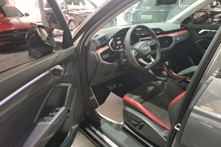 Audi Q3 2020 car image #16
