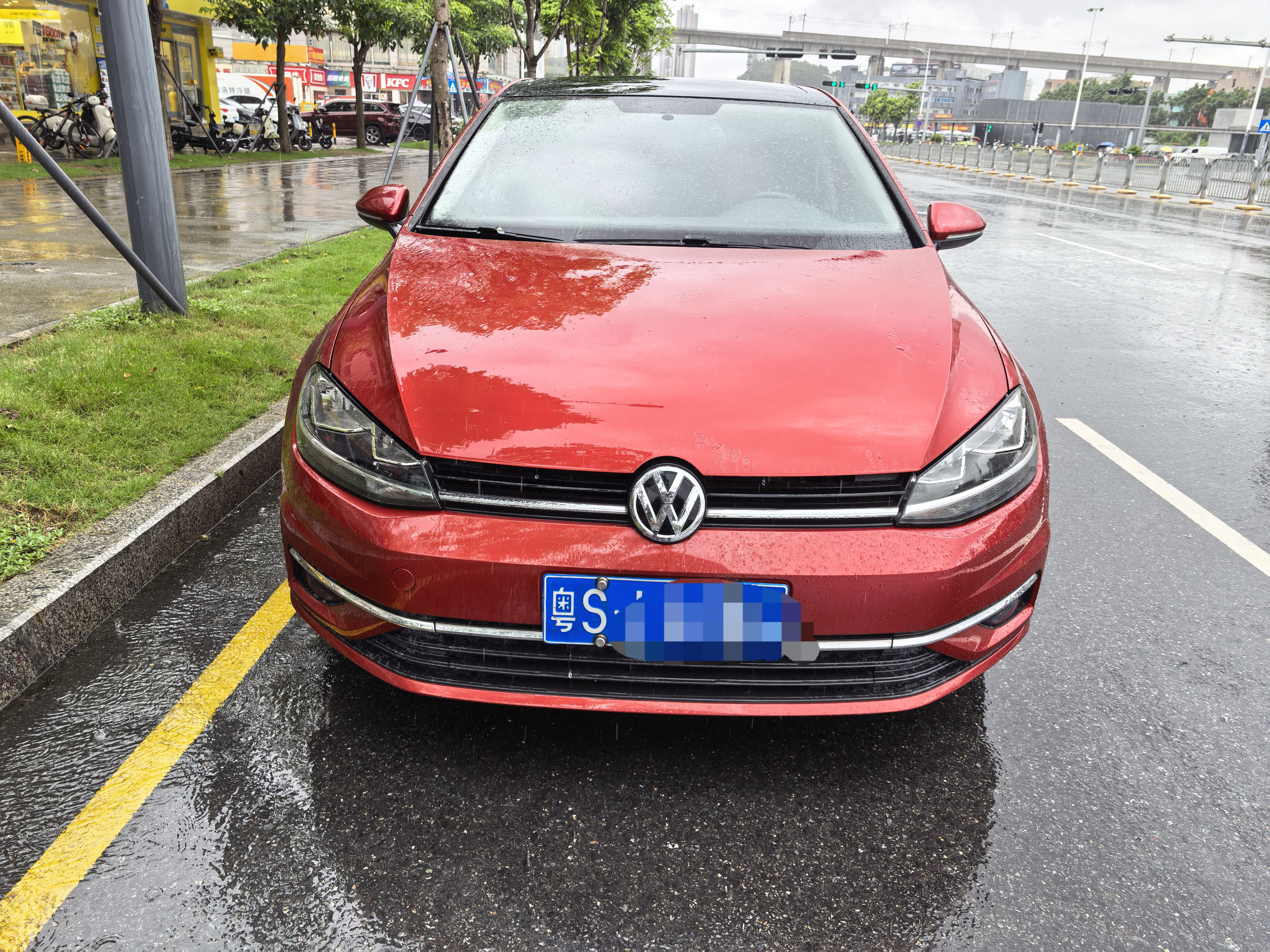 Volkswagen Golf 2018 car image #2