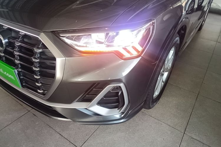 Audi Q3 2020 car image #23