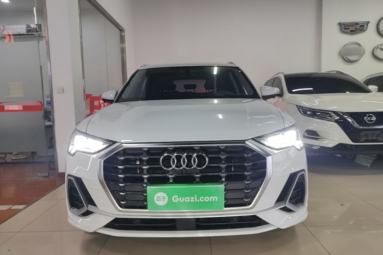 Audi Q3 2022 car image #3