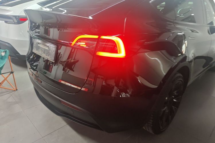 Tesla Model Y 2023 car image #8