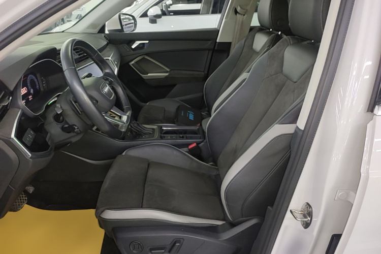 Audi Q3 2020 car image #15