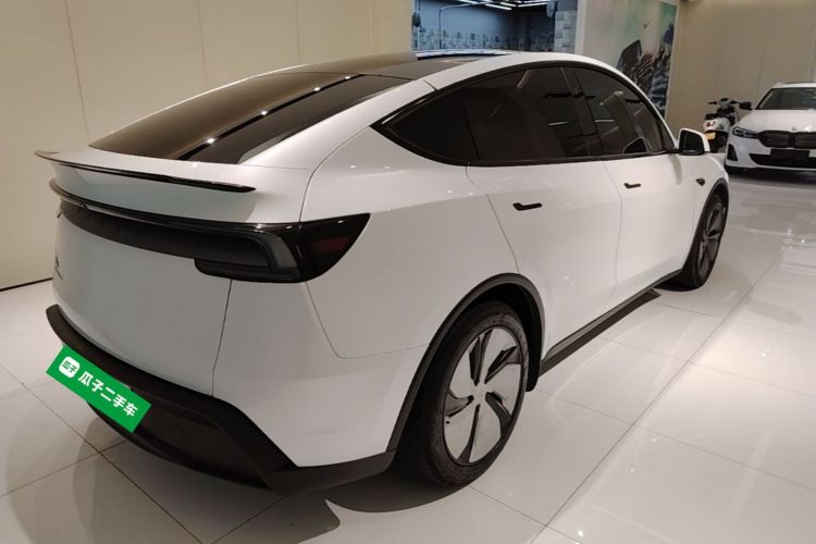 Tesla Model Y 2025 #7 Tesla Model Y 2025 car image #7