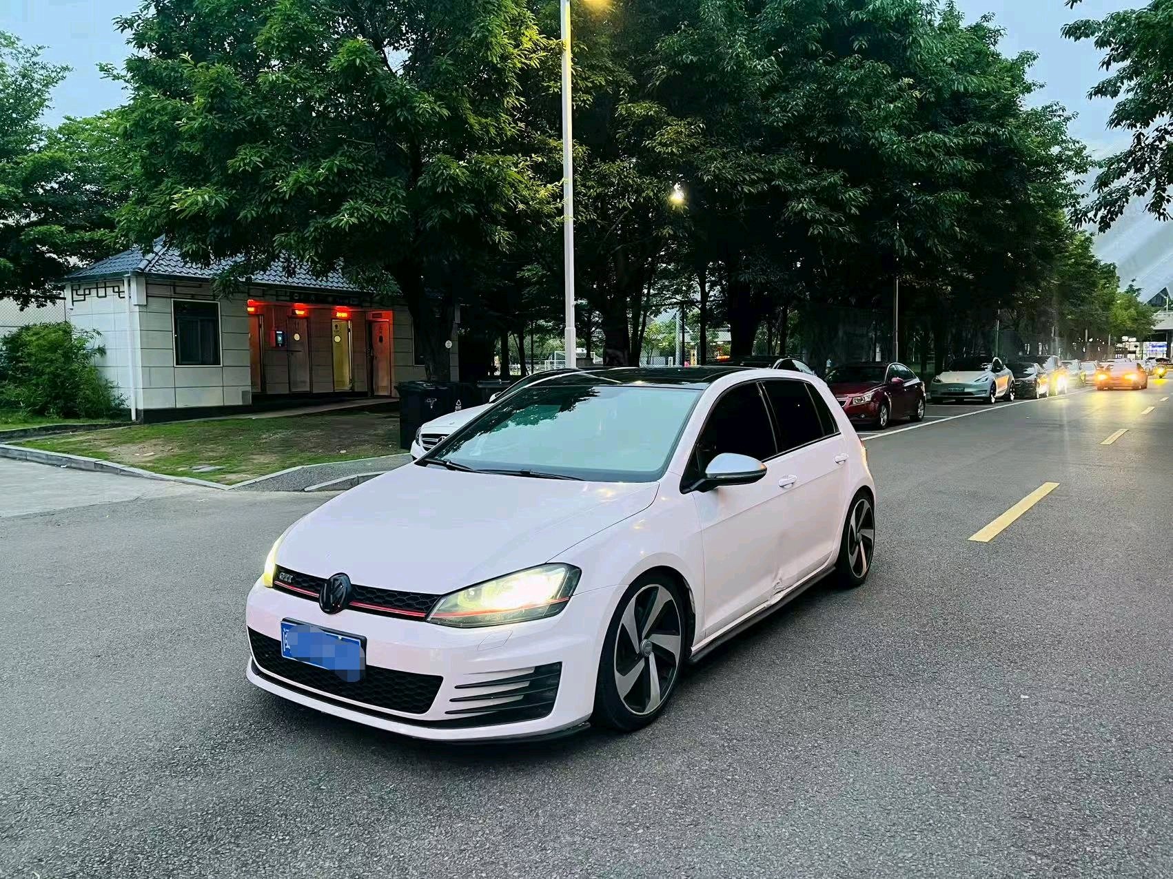 Volkswagen GolfGTI 2017 car image 