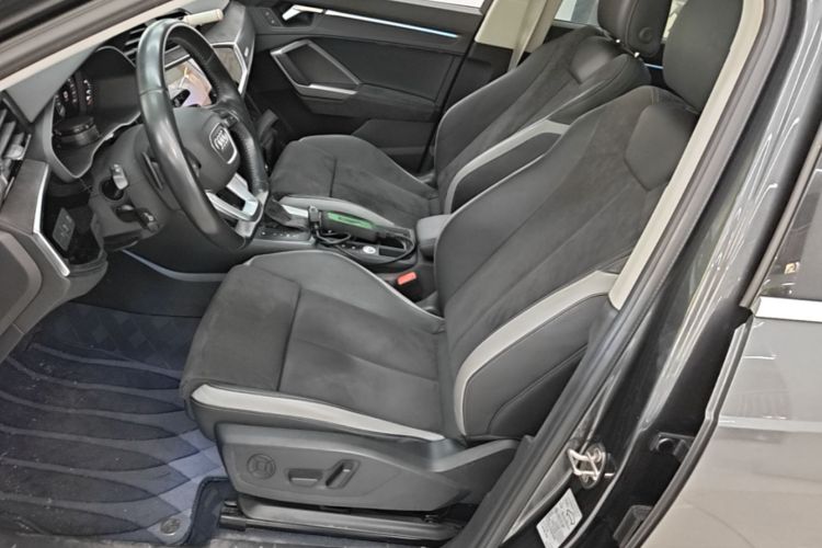 Audi Q3 2020 car image #19