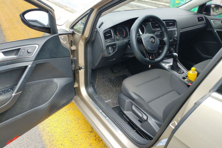 Volkswagen Golf 2017 car image #9