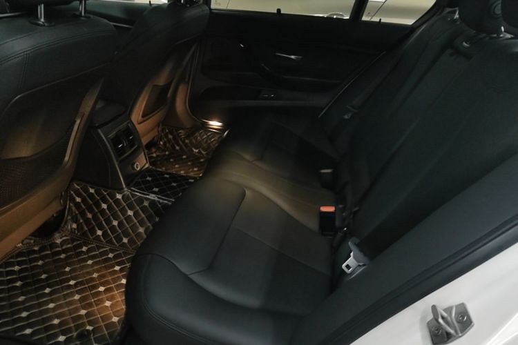 BMW 3 Series 2018 car image #17