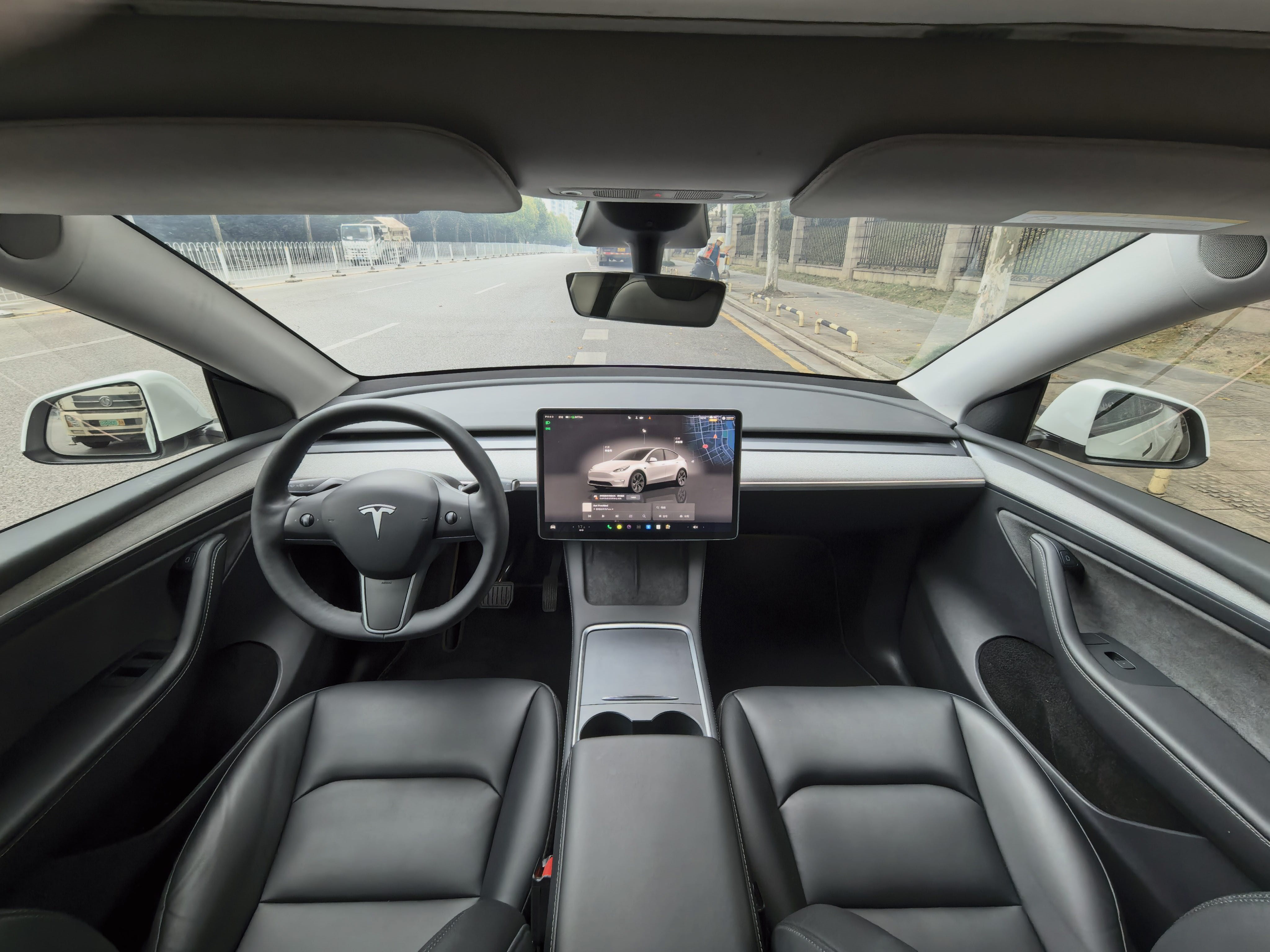 Tesla Model Y 2024 immagine di auto #6