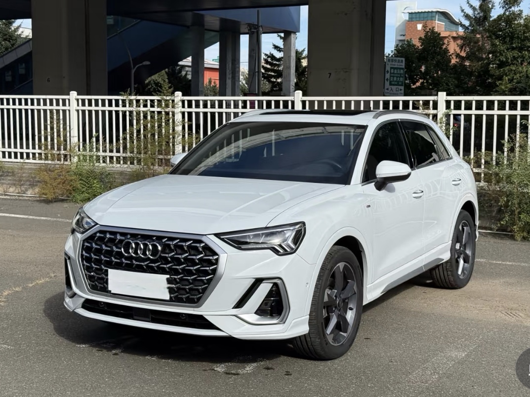 Audi Q3 2024 immagine di auto 
