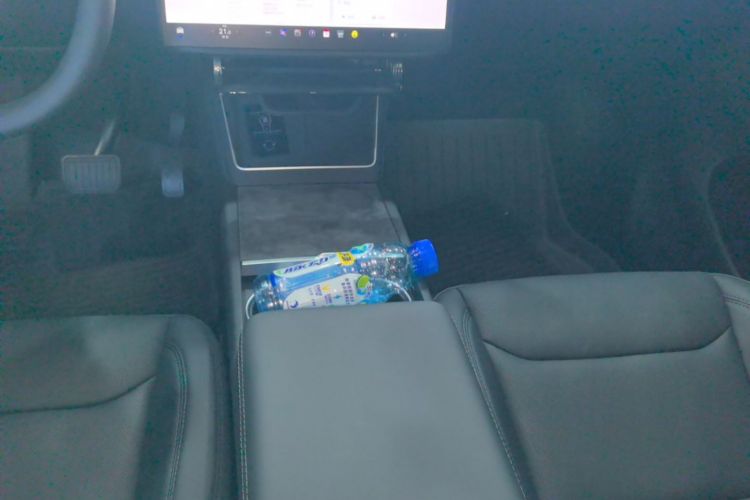 Tesla Model Y 2025 immagine di auto #14