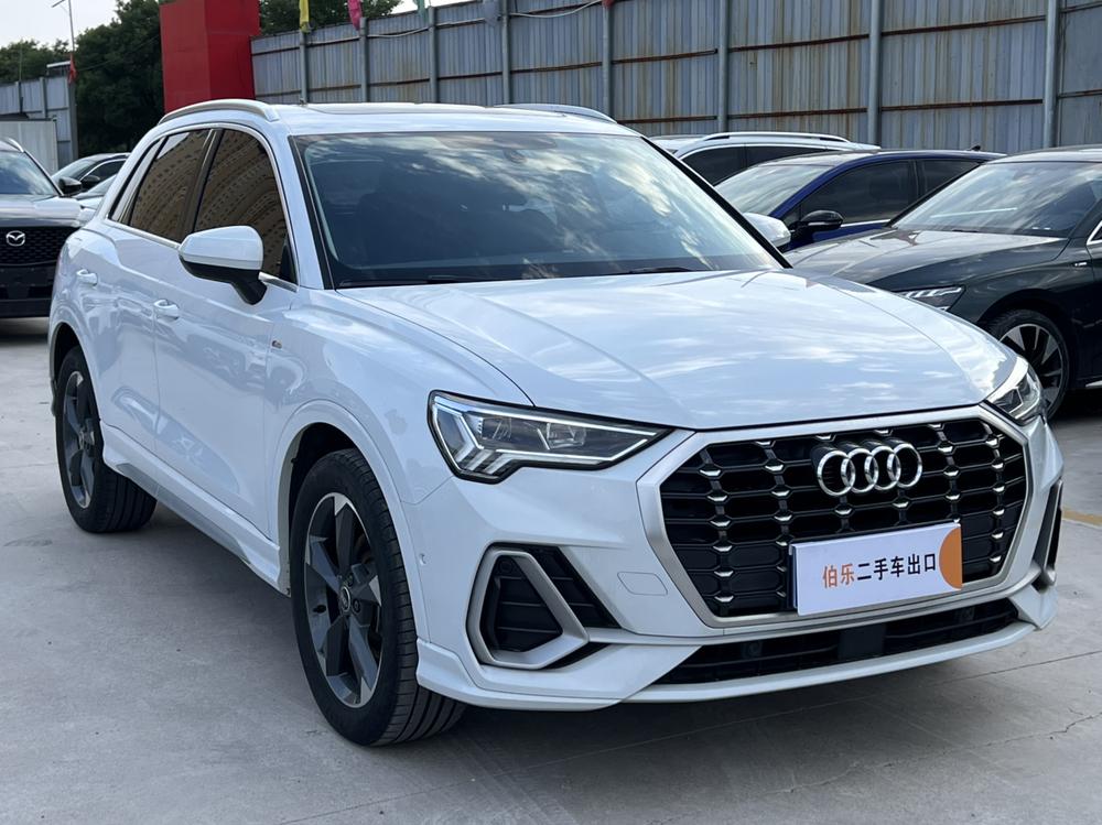 Audi Q3 2022 car image #3
