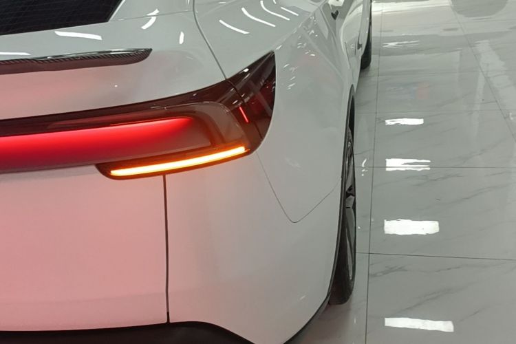 Tesla Model Y 2025 car image #8