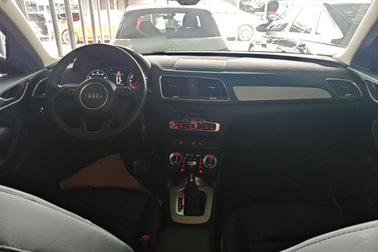 Audi Q3 2016 car image #10
