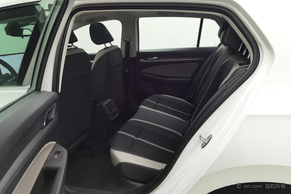 Volkswagen Golf 2026 صورة سيارة #19