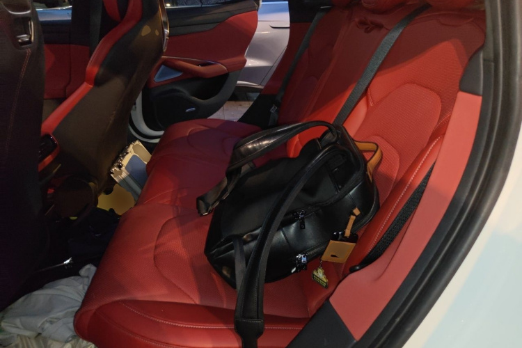 MI SU7 2024 immagine di auto #10