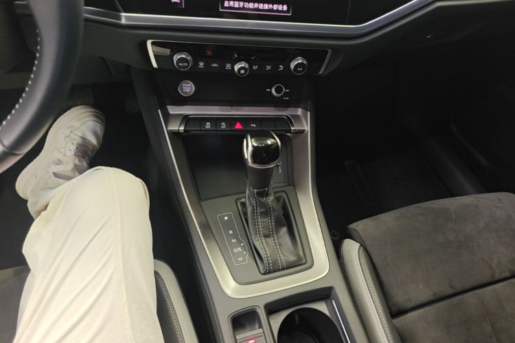 Audi Q3 2020 car image #18