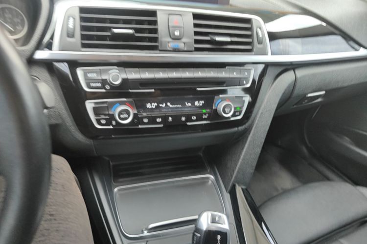 BMW 3 Series 2019 car image #13