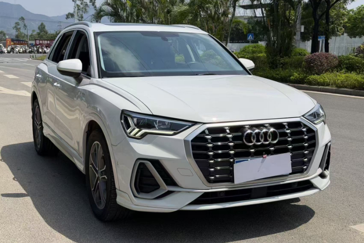 Audi Q3 2023 car image #8