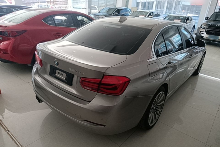BMW 3 Series 2019 immagine di auto #7