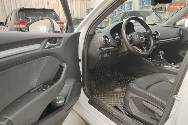 Audi A3 2019 immagine di auto #16
