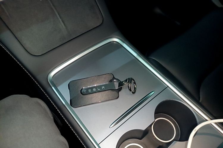 Tesla Model Y 2022 immagine di auto #9