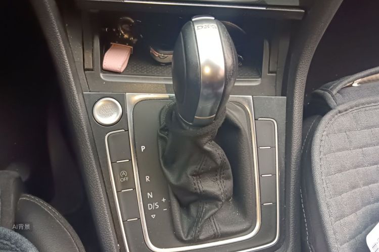 Volkswagen Golf 2018 car image #16
