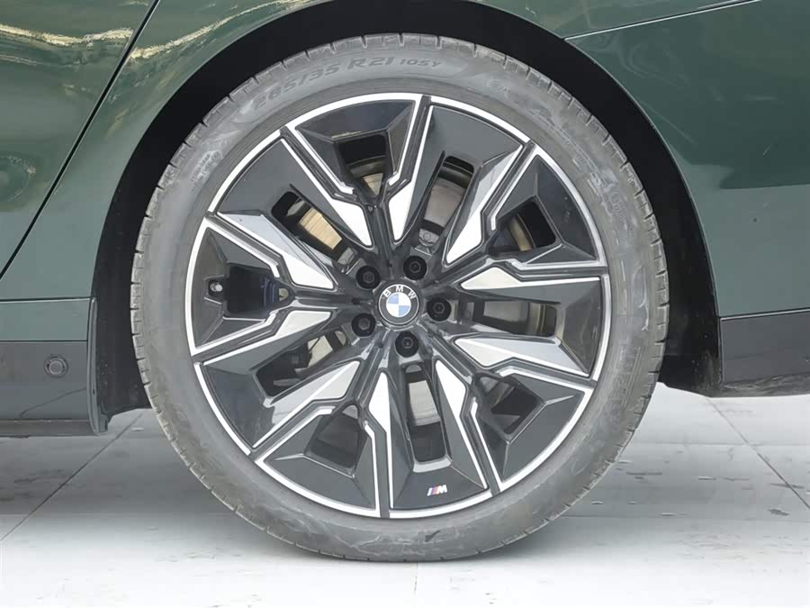 BMW i7 M70L 2023 car image #19