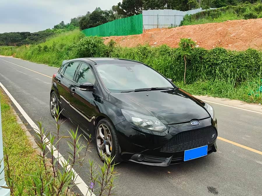 Ford Focus (Imported) 2014 car image #19