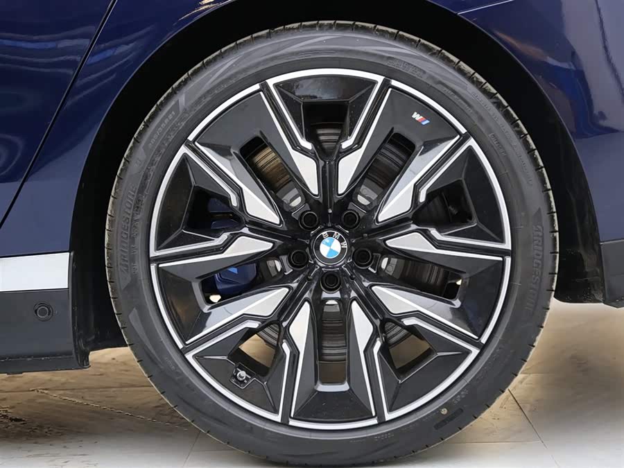 BMW M760Le car image #19