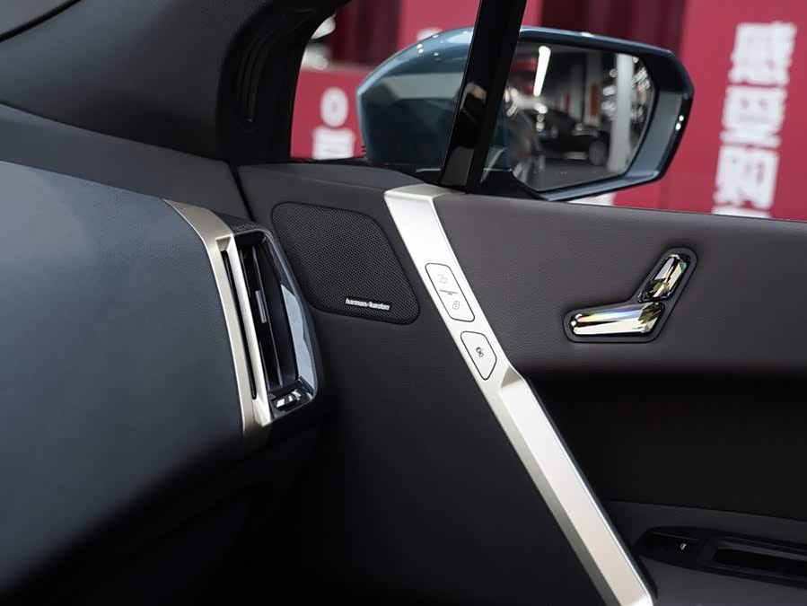 BMW iX 2023 car image #19