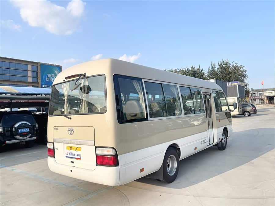 Toyota Coaster 2015 imagen de coche #19